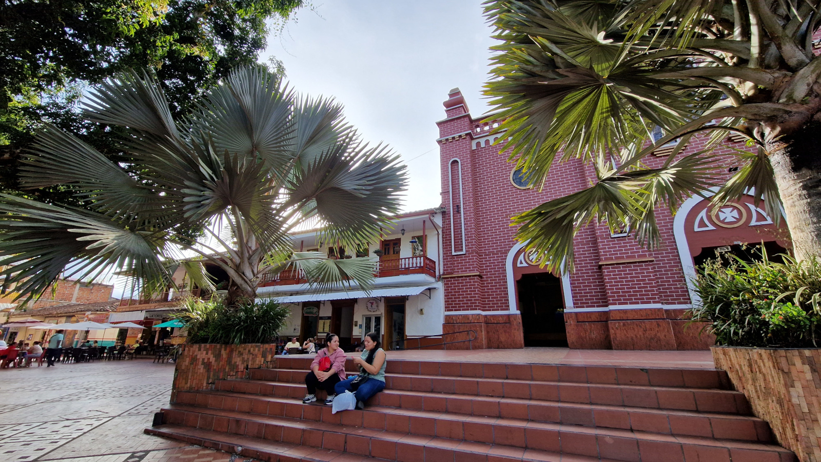parque con iglesia